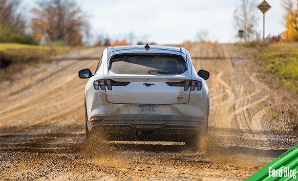 Ford Mustang Mach-E, SUV Deportivo de resistente pintura incluso en caminos con grava