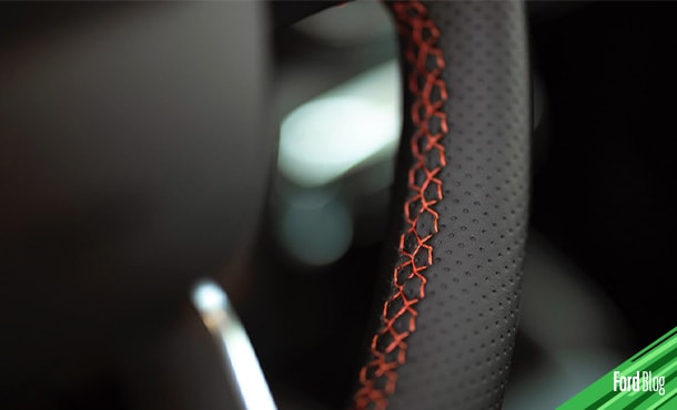 SUV Ford Escape Híbrida 2023 cuenta con costuras en color rojo, exclusivas de la ST-Line
