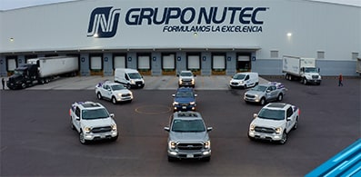 A través de una iniciativa, Ford donó decenas de costales de comida a perros de la calle