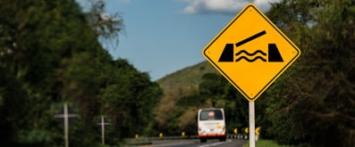 Descubre el significado de  las señales de tránsito más importantes y maneja seguro por la carretera