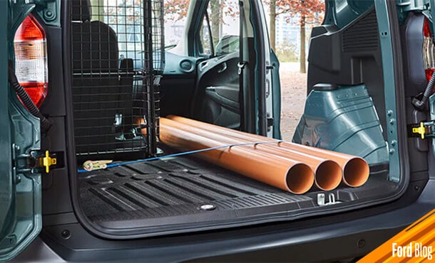 Con la Rejilla Plegable Ford Transit Courier carga objetos más largos en tu Van Comercial