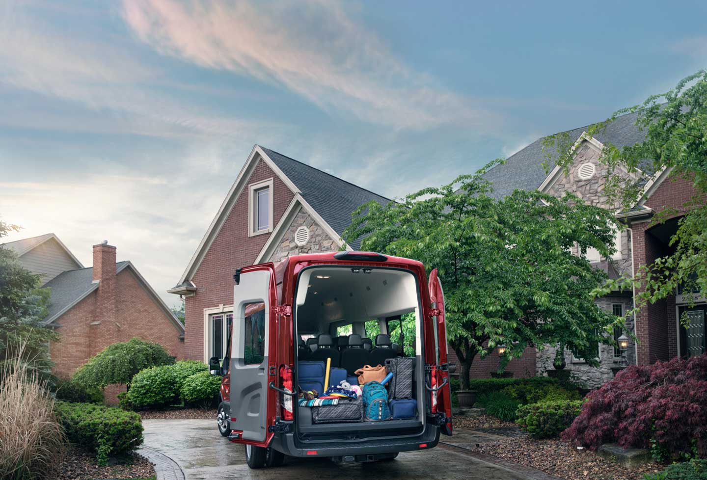 Ford Transit Pasajeros, con amplio espacio de carga y portaequipaje tipo avión