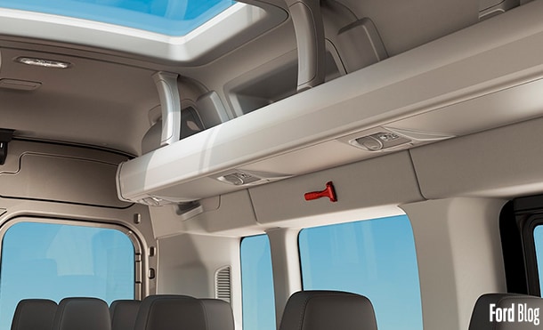 Ford Transit Pasajeros, con amplio espacio hasta para 18 personas y portaequipajes tipo avión