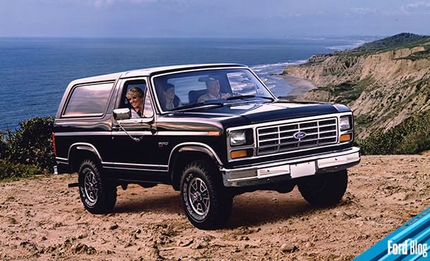 Ford Bronco, camioneta SUV 4x4 tercera generación todo terreno con logo Ford al frente