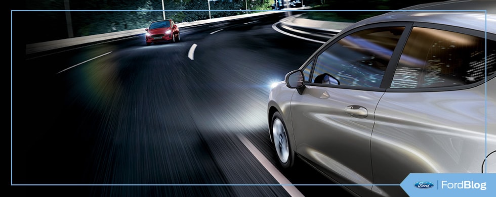 Ford Fiesta 2019, el Auto compacto de gran seguridad. Manejar noche con faros de niebla	