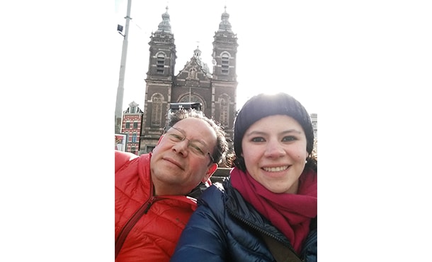 Padre e hija que trabajan en Ford, disfrutando vacaciones