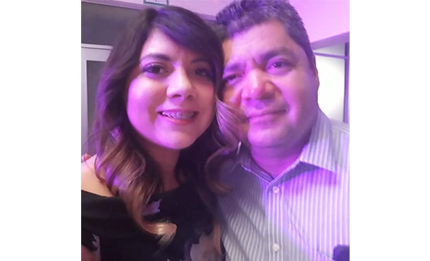 Un padre y su hija trabajan juntos en Ford