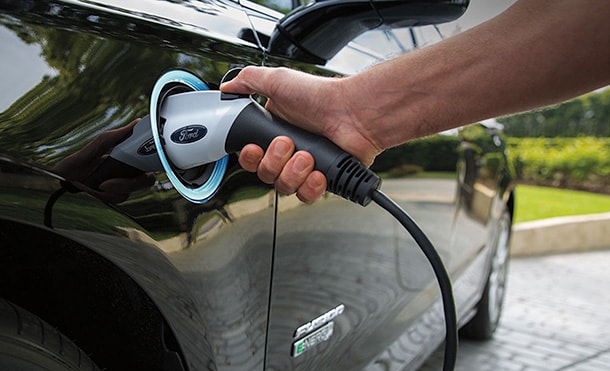 ford-blog-sustentable-hibrido-electrico-energia-estacion-carga-legado-negro-detalle-1						