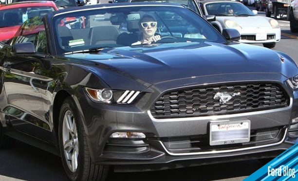 Emma Roberts, la famosa actriz maneja un asombroso Ford Mustang Convertible