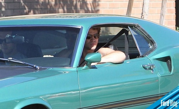 Liam Hemsworth, el conocido actor de Hollywood maneja el icónico Ford Mustang Mach One