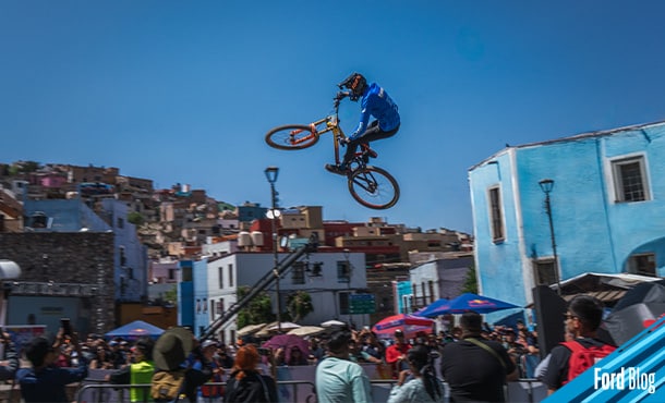 Disfruta del recuento del evento de ciclismo Red Bull Guanajuato Cerro abajo, con participación Ford