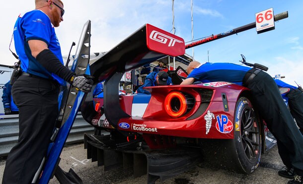 El equipo Ford ultimando detalles para tener la mejor carrera