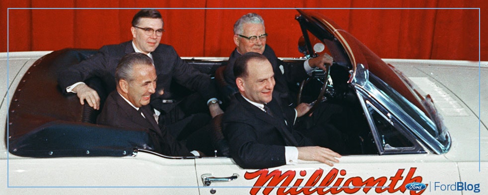 Lee Iacocca en un Ford Mustang con otros protagonistas de la creación del deportivo