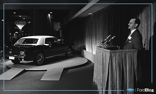 Lee Iacocca presenta primer modelo de Ford Mustang