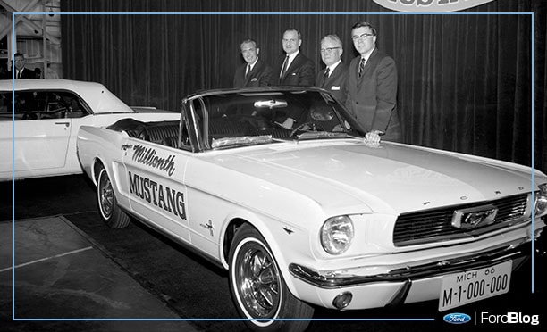 Ford Mustang blanco en una exhibición encabezada por Lee Iacocca