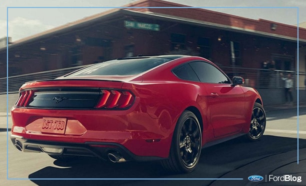 Ford Mustang 2019, auto deportivo rojo para experimentar la aventura