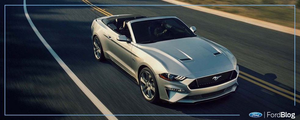 Ford Mustang 2019 convertible gris maneja con velocidad y potencia en carretera