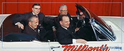 Lee Iacocca en un Ford Mustang junto a otros protagonistas de la creación del auto deportivo