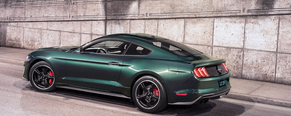 Ford Mustang Bullitt 2019 rugiendo motor en la ciudad