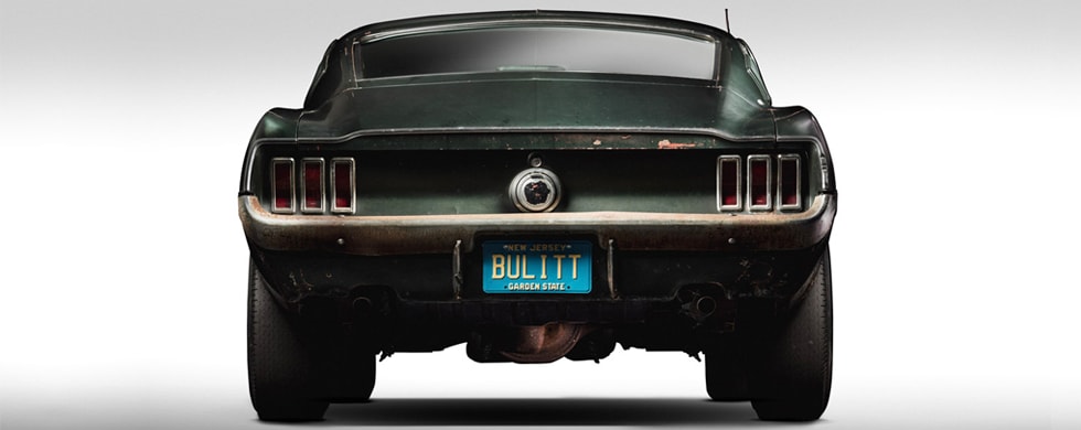 La parte trasera del Ford Mustang Bullitt 1968 con placa emblemática