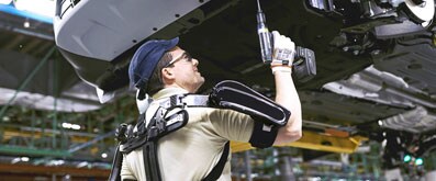  Ford y los trajes de Iron Man en una línea de montaje