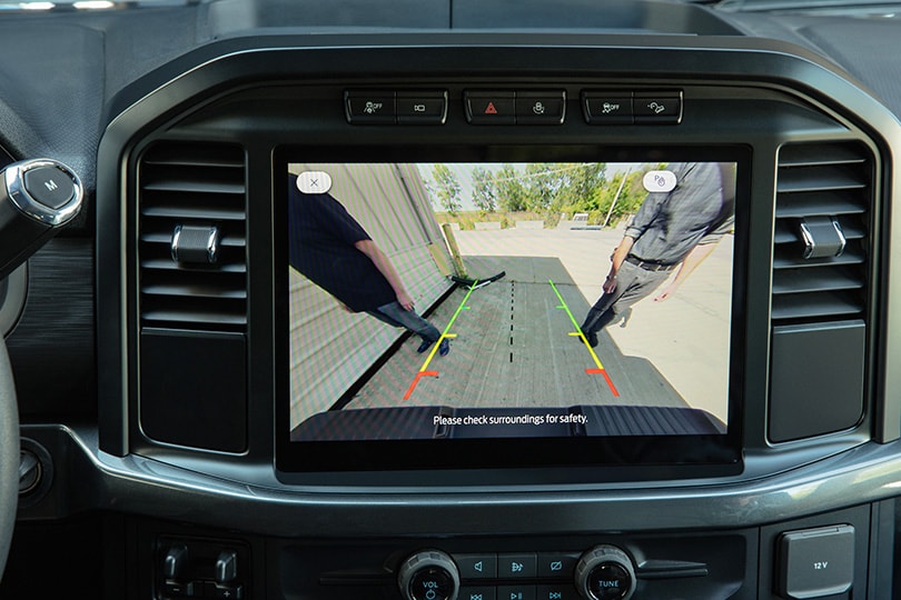 La Asistencia de Frenado en reversa detiene el vehículo si detecta objetos en el camino