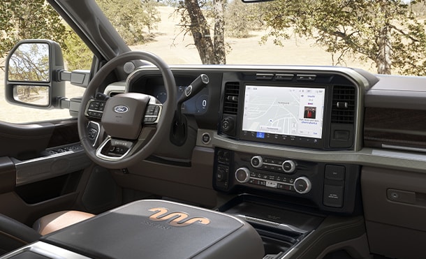 Asientos, Volante, Consola central y más detalles grabados únicos de Versión