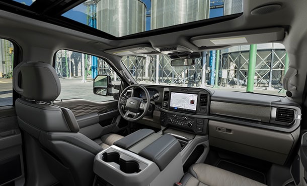 Asientos, Volante, Consola central y más detalles grabados únicos de Versión