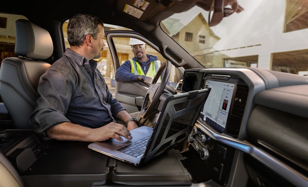 Maximiza tu productividad con Mesa Retráctil de Trabajo en Consola Central de Ford Lobo HEV 2024