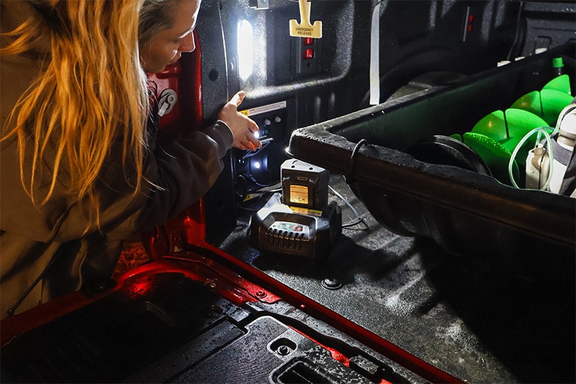Conecta dispositivos o herramientas al Generador Eléctrico de Ford Lobo 2026