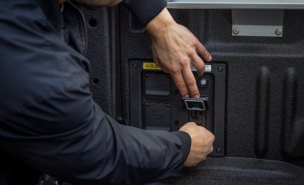 Conecta dispositivos o herramienta al Generador Eléctrico de Ford Lobo Platinum Plus HEV 2025