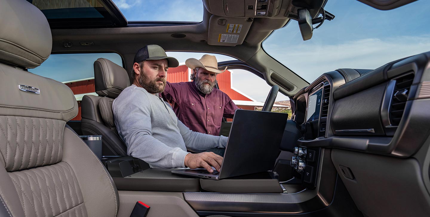 Ford Lobo Platinum Plus Híbrida 2025, Pickup lista para el Trabajo con Mesa Plegable
