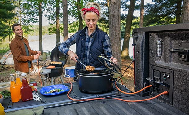 La Toma de Corriente de Ford Lobo 2021 HEV permite conectar dispositivos y maquinaria