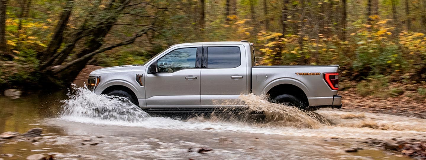 La Camioneta Pickup Ford Lobo Tremor 2022 con distintivos edición especial, rines y parrilla