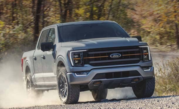 La Camioneta Pickup Ford Lobo Tremor 2022 con distintivos de Edición Especial, rines y parrilla