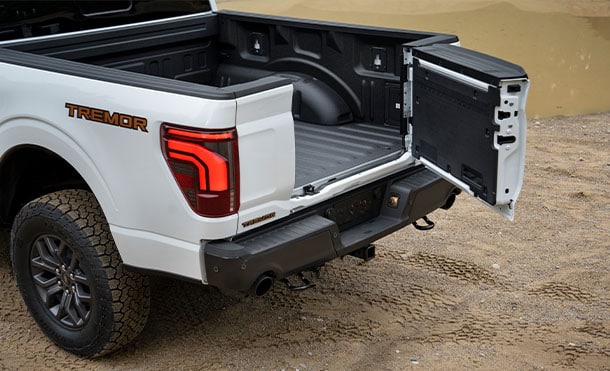 Apertura Multiacceso de Ford Lobo Tremor 2024. Accede al área de carga con su puerta vertical