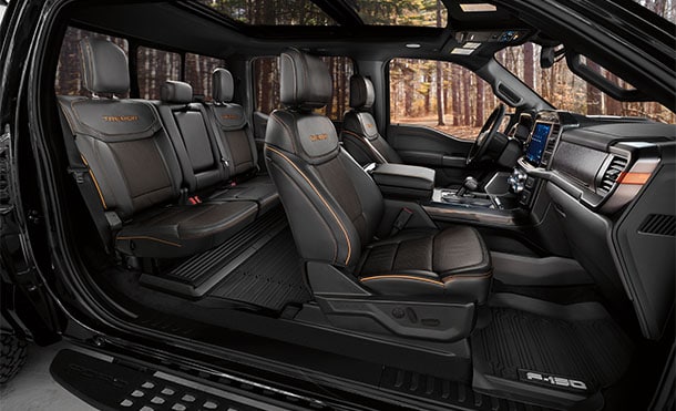 Interior de Diseño Exclusivo y Logo Tremor en Asientos de Ford Lobo Tremor 2024, Pickup 4x4