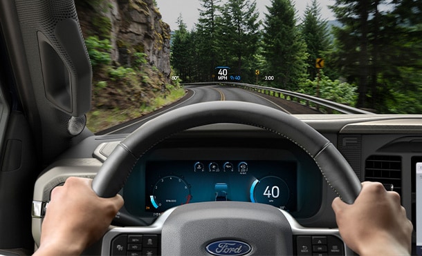 Tecnología Head-Up Display equipada en Ford Lobo 2025, permite mantener la vista en el camino