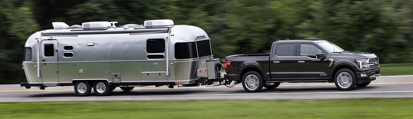 Capacidades y Potencia de Versiones de la Camioneta Pickup 4x4 Ford Lobo 2025