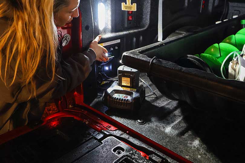 Conecta dispositivos o herramientas al Generador Eléctrico de Ford Lobo 2026