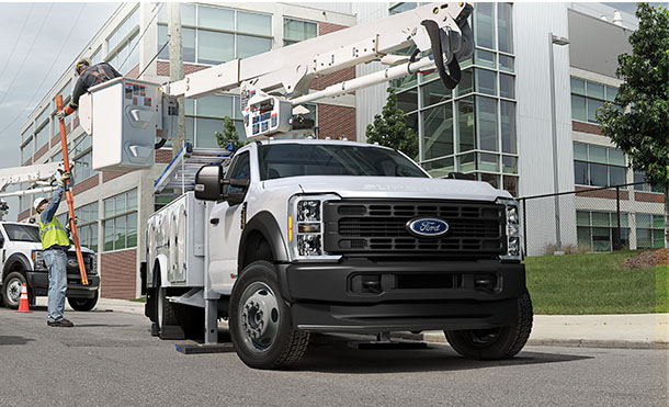 Camión Ford Super Duty Chasis 2024 equipado con Toma de Fuerza de 300 lb-pie Torque