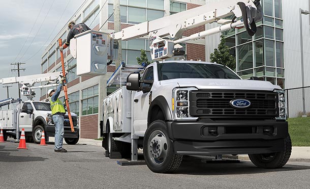 Camión Ford Super Duty Chasis 2025 equipado con Toma de Fuerza de 300 lb-pie Torque