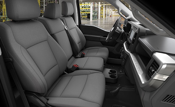 Asientos de Banca Dividida de Gran Confort con ajuste equipados en Ford Super Duty Chasis 2026