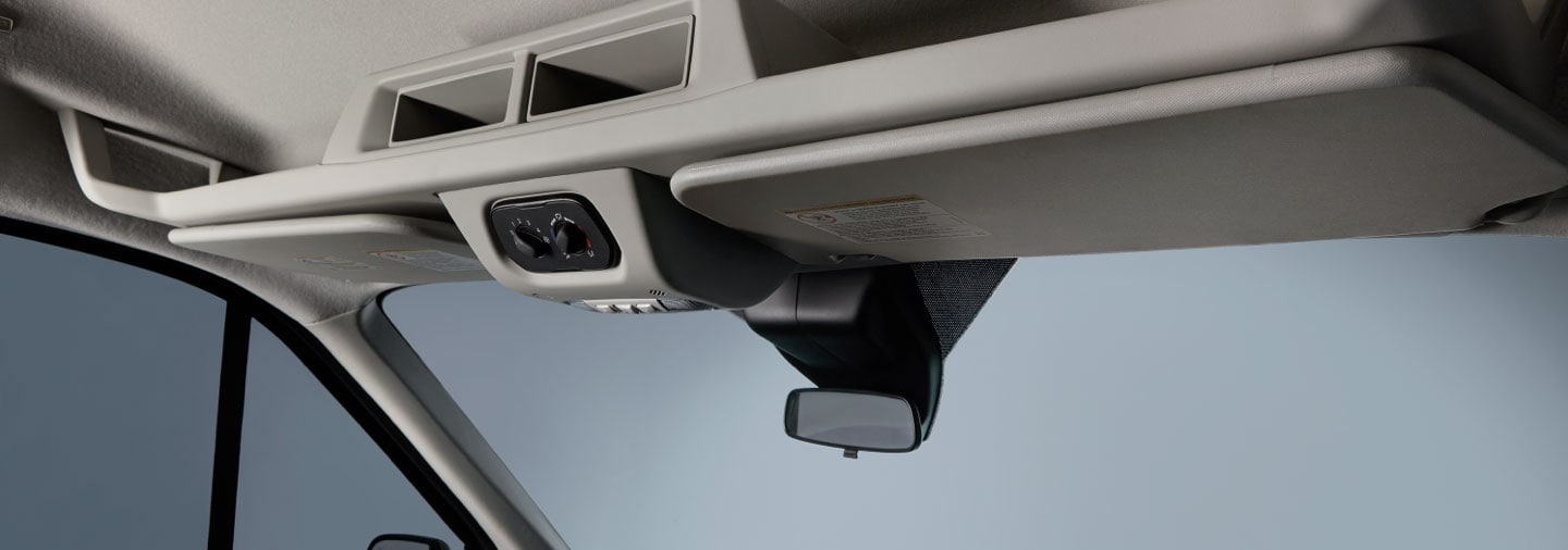 Lleva lo necesario al interior de Ford Transit Chasis gracias a espacios diseñados para la jornada