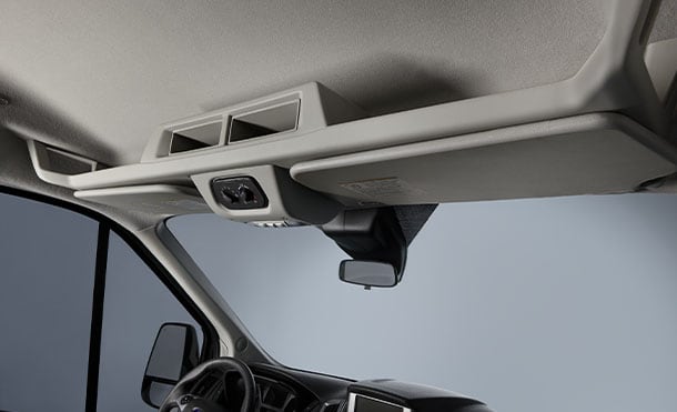 El Compartimento superior de Ford Transit Chasis 2024 brinda practicidad para cada jornada