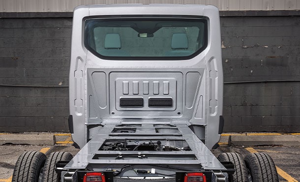 Gracias a la Doble Rodada disponible de serie en Ford Transit Chasis 2024 versión larga