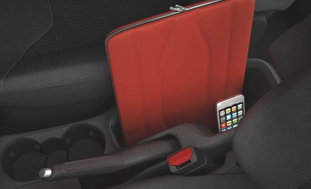 Diseño inteligente de Consola Central de Ford Transit Courier 2021 para documentos y tablet