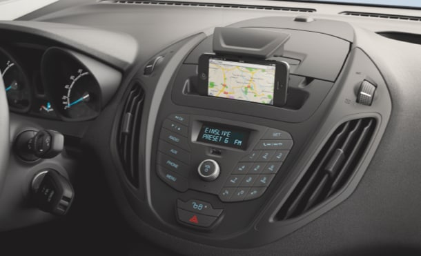 Conecta tu Smartphone al Equipo de Audio de Ford Transit Courier 2022 mientras consultas la ruta