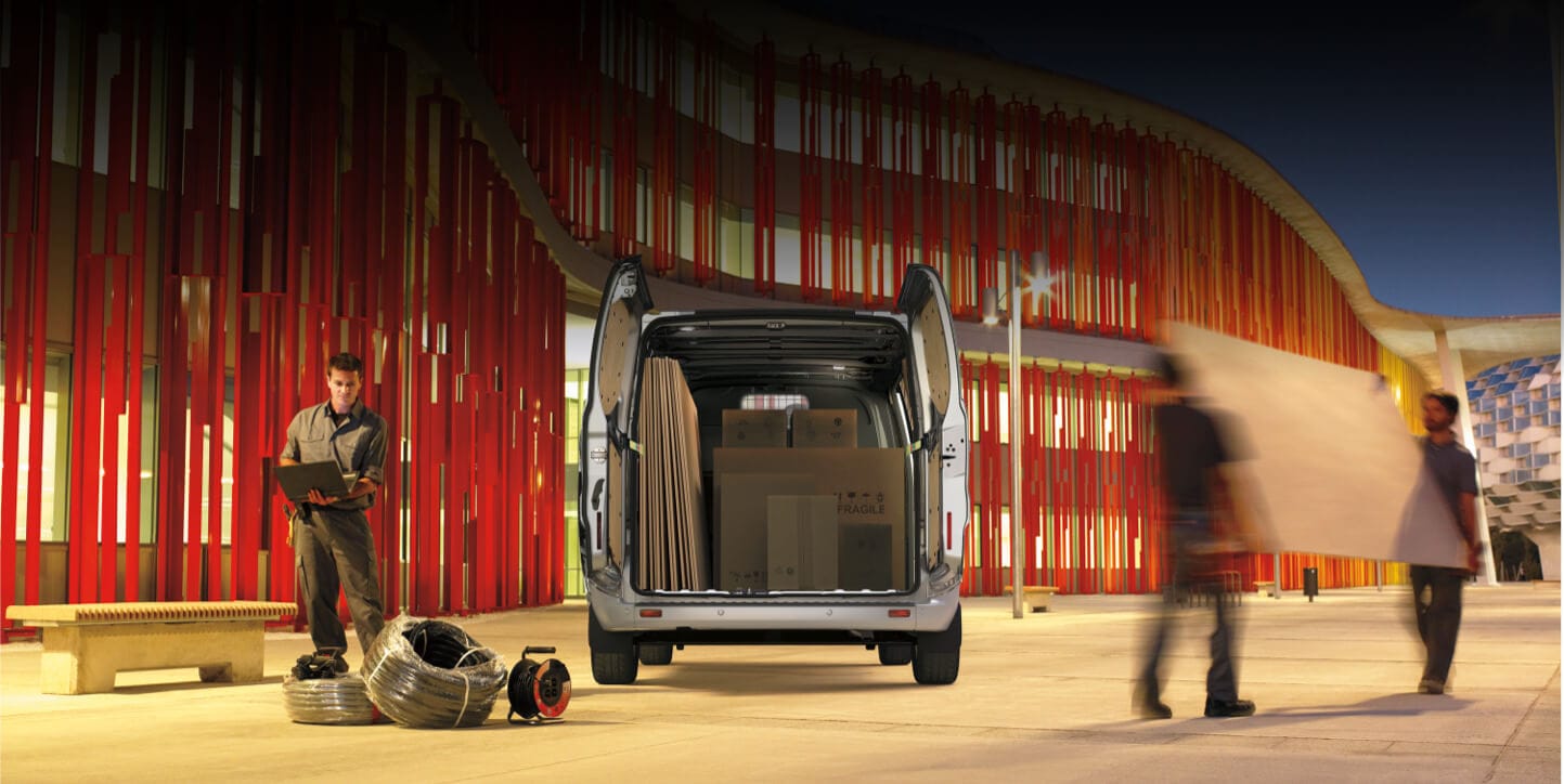 Adapta Ford Transit Custom 2023 a tu negocio gracias a la Versatilidad y Rendimiento