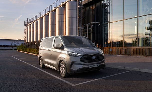Nuevo Diseño de Parrilla y Faros LED de Ford Transit Custom 2024, Camioneta adaptable de Trabajo